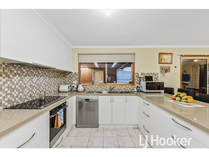 24 Glendale Crescent, Berwick VIC 3806