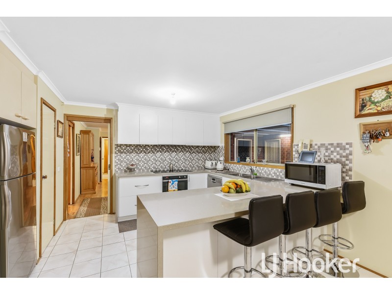 24 Glendale Crescent, Berwick VIC 3806