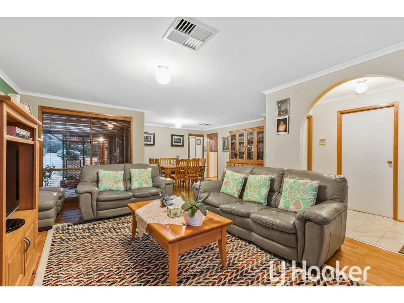 24 Glendale Crescent, Berwick VIC 3806