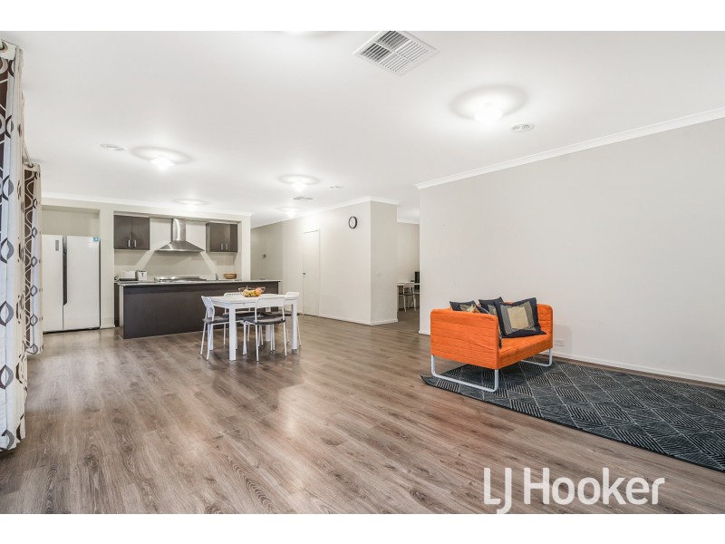 8 Campaspe Street, Clyde North VIC 3978