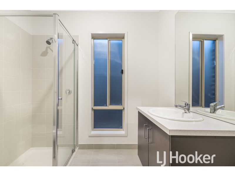 8 Campaspe Street, Clyde North VIC 3978