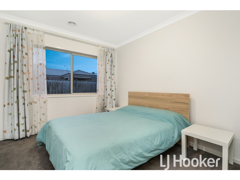 8 Campaspe Street, Clyde North VIC 3978