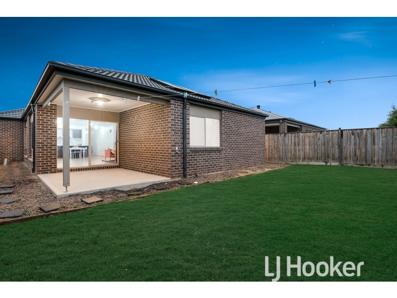 8 Campaspe Street, Clyde North VIC 3978