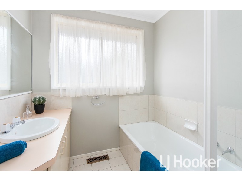 24 Baringa Park Drive, Narre Warren South VIC 3805