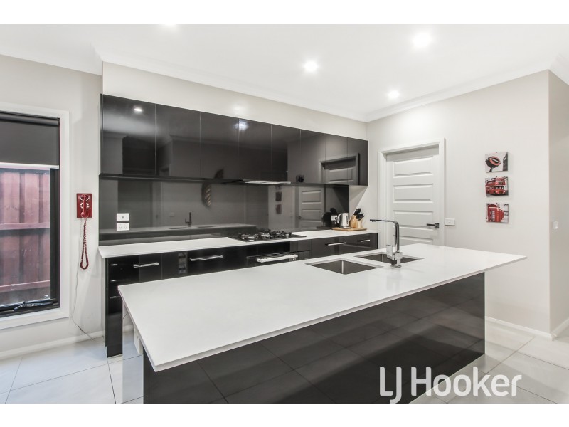 14 Mossey Crescent, Cranbourne East VIC 3977