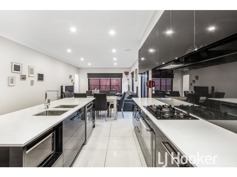 14 Mossey Crescent, Cranbourne East VIC 3977