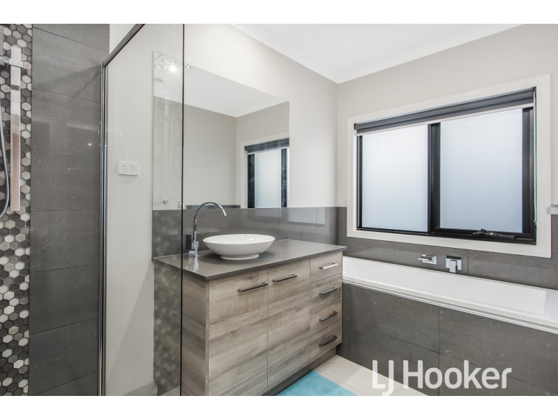 14 Mossey Crescent, Cranbourne East VIC 3977