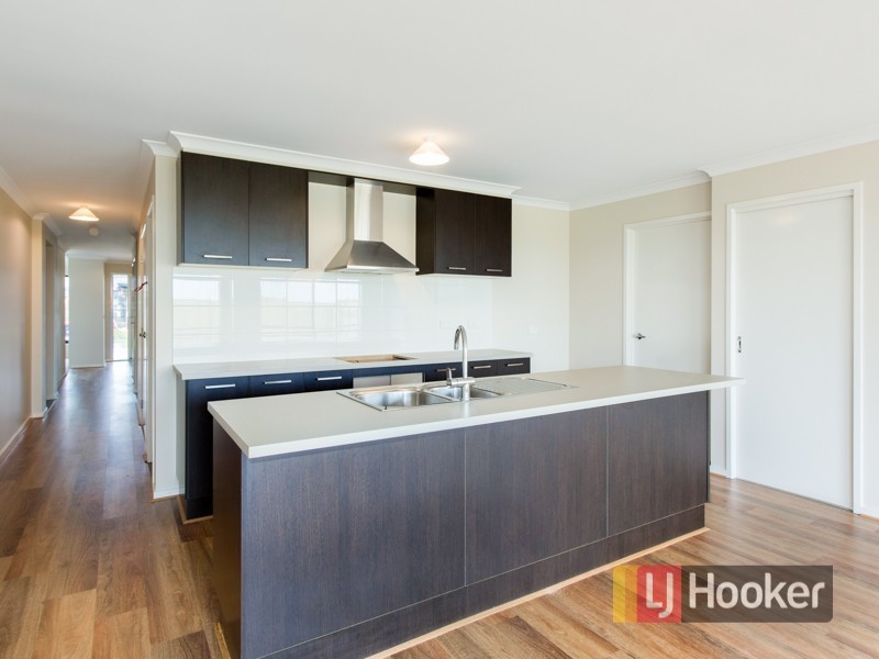 12 Walbrook Drive, Clyde North VIC 3978