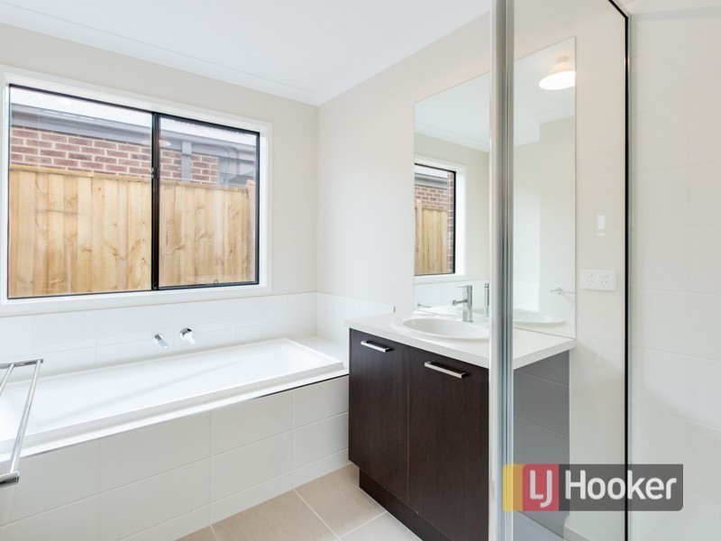 12 Walbrook Drive, Clyde North VIC 3978