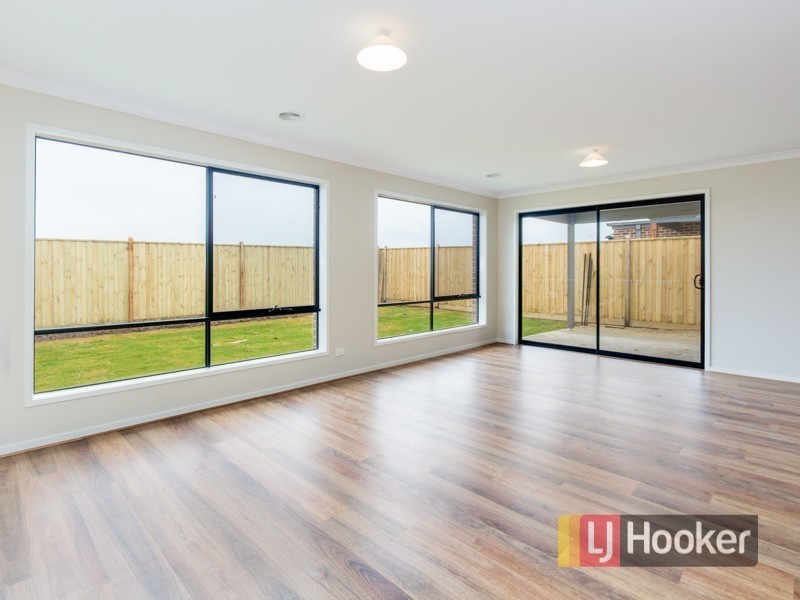 12 Walbrook Drive, Clyde North VIC 3978