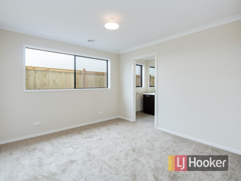 12 Walbrook Drive, Clyde North VIC 3978