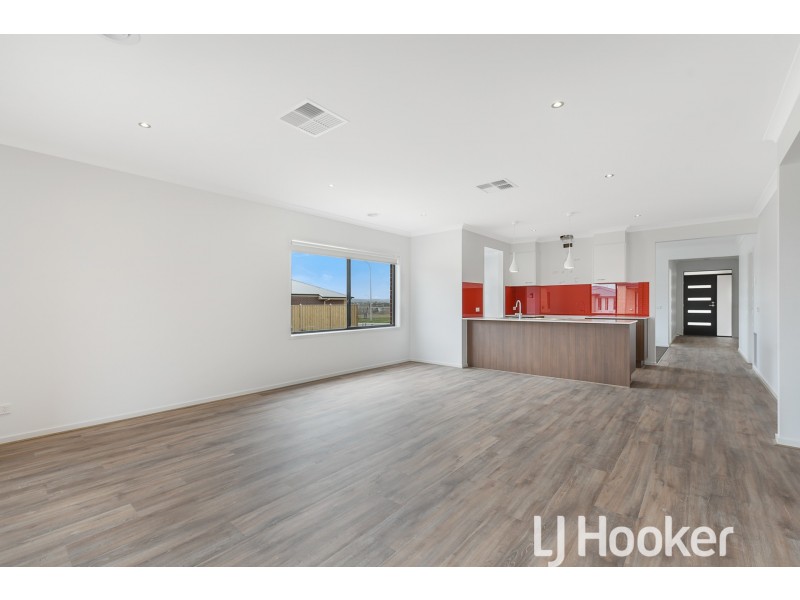 37 Rathberry Circuit, Clyde North VIC 3978