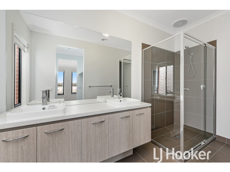 37 Rathberry Circuit, Clyde North VIC 3978