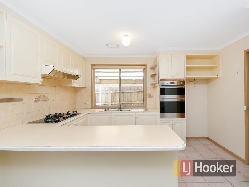 2/6 Hawker Gardens, Berwick VIC 3806