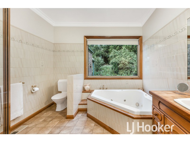 11 Angela Court, Narre Warren North VIC 3804