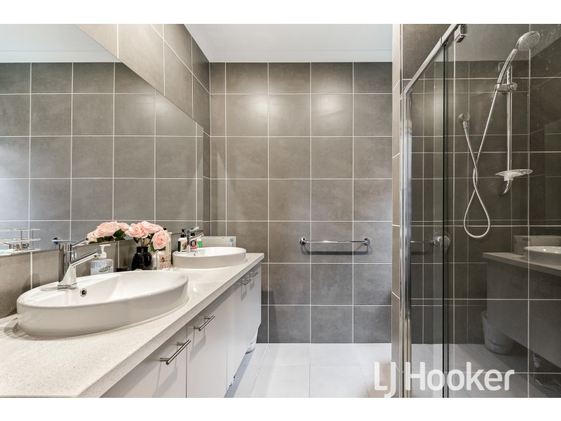 48 Cottongrass Avenue, Clyde North VIC 3978