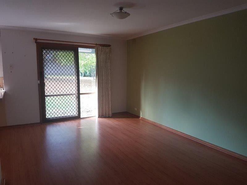 8 Meadow Wood Walk, Narre Warren VIC 3805