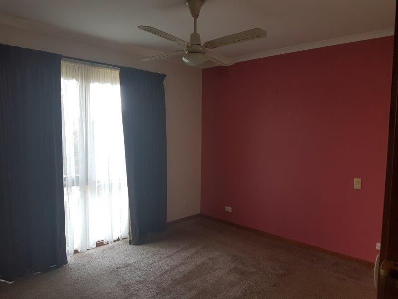 8 Meadow Wood Walk, Narre Warren VIC 3805