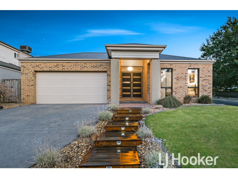 32 Bridgewater Boulevard, Berwick VIC 3806