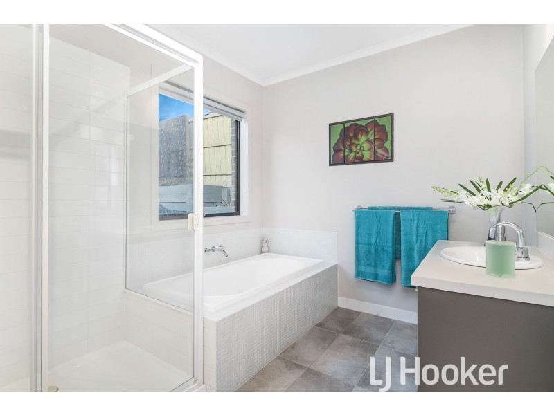 32 Bridgewater Boulevard, Berwick VIC 3806