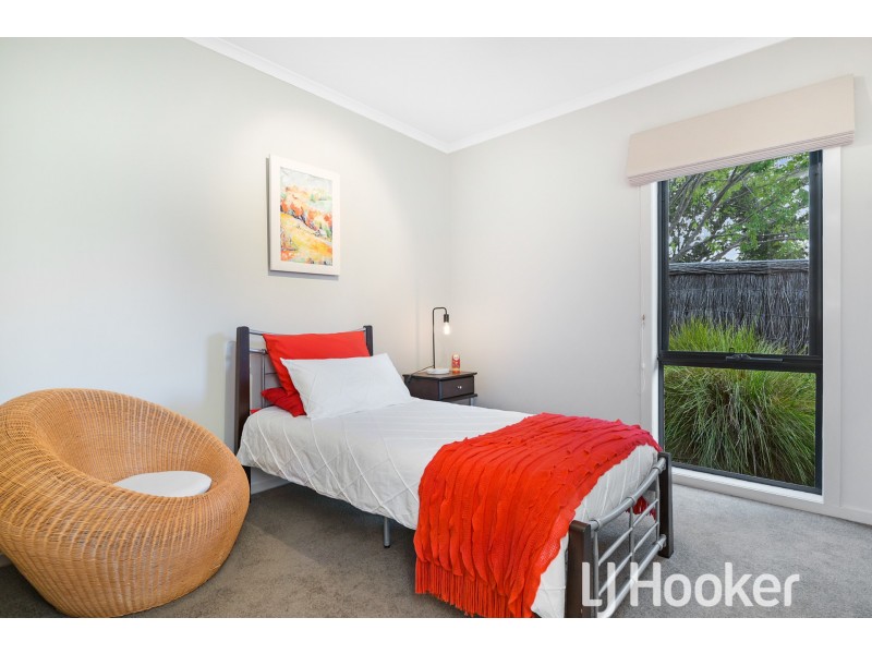 32 Bridgewater Boulevard, Berwick VIC 3806