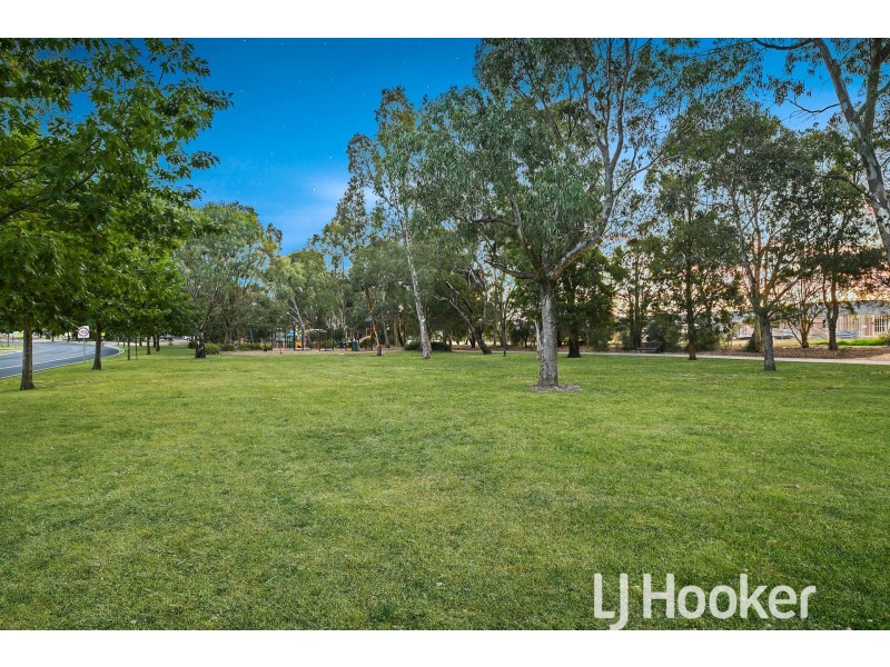 32 Bridgewater Boulevard, Berwick VIC 3806