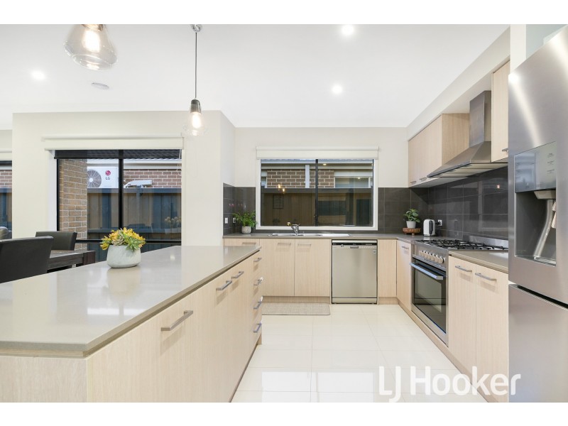 44 Strettle Crescent, Cranbourne North VIC 3977