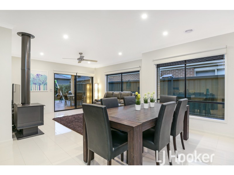 44 Strettle Crescent, Cranbourne North VIC 3977