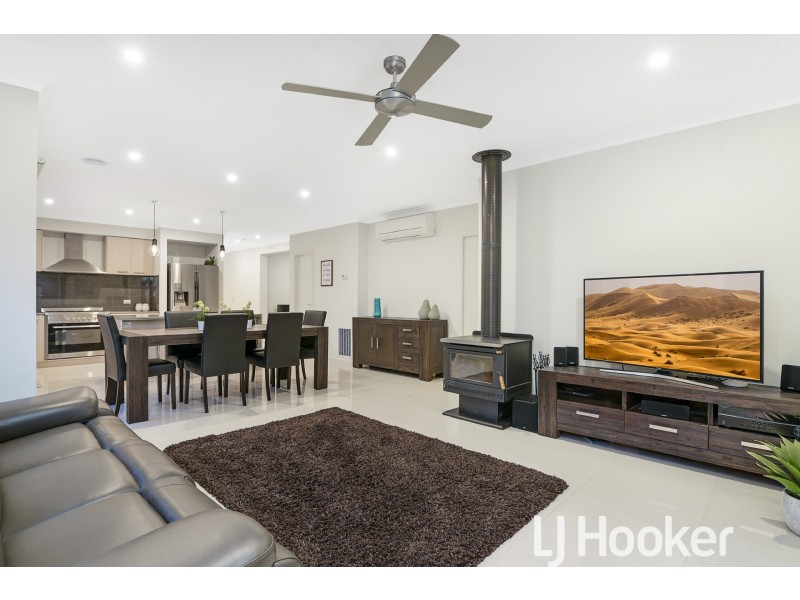 44 Strettle Crescent, Cranbourne North VIC 3977