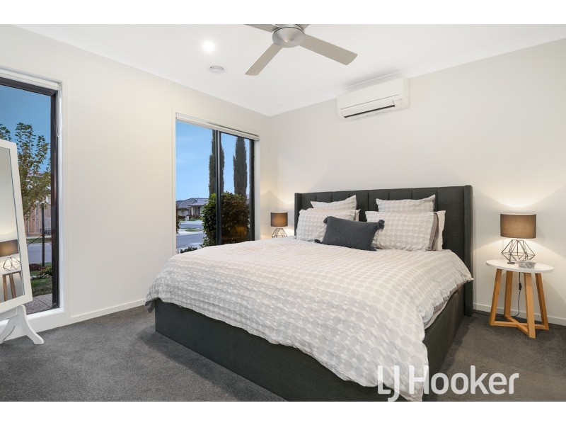 44 Strettle Crescent, Cranbourne North VIC 3977