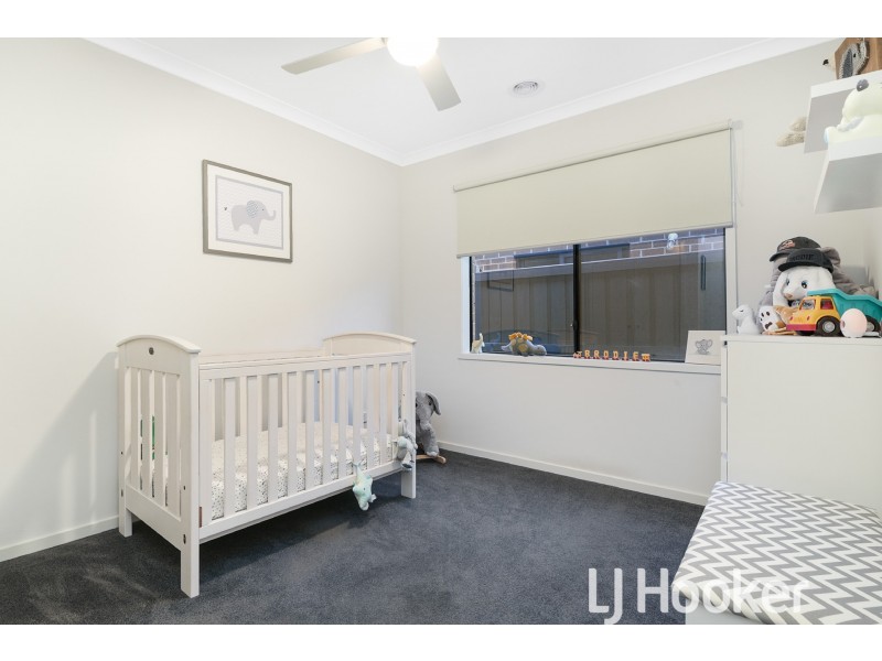 44 Strettle Crescent, Cranbourne North VIC 3977