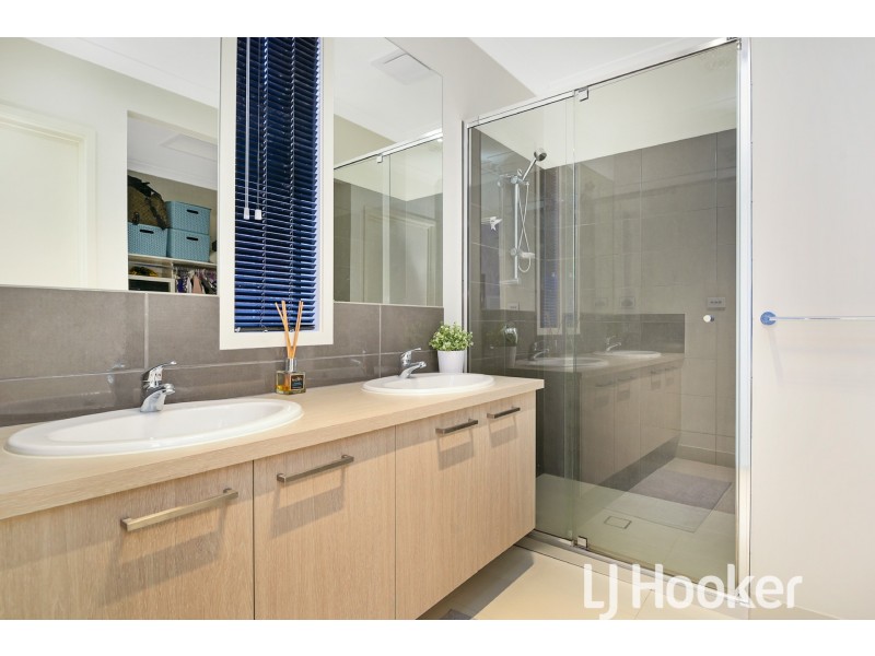 44 Strettle Crescent, Cranbourne North VIC 3977