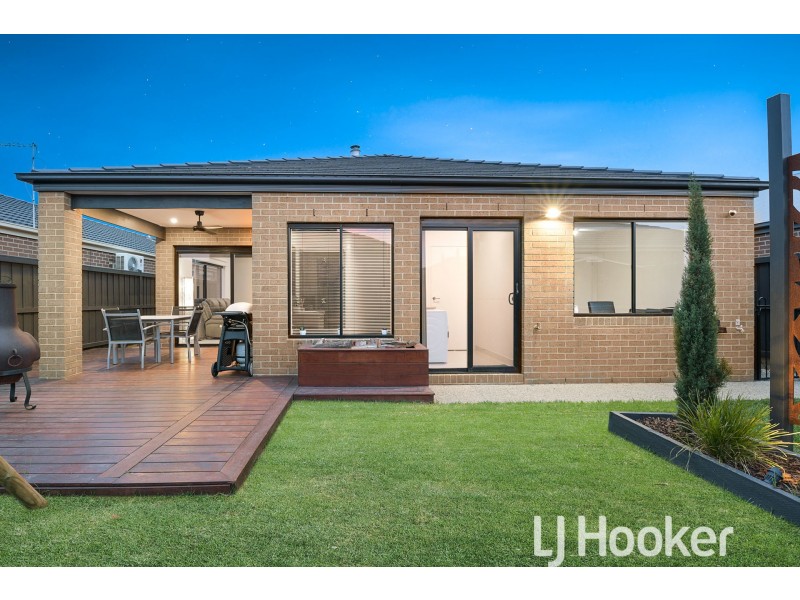 44 Strettle Crescent, Cranbourne North VIC 3977