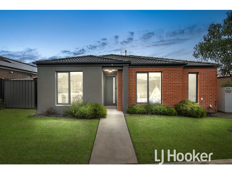 1 Nikolai Place, Clyde North VIC 3978