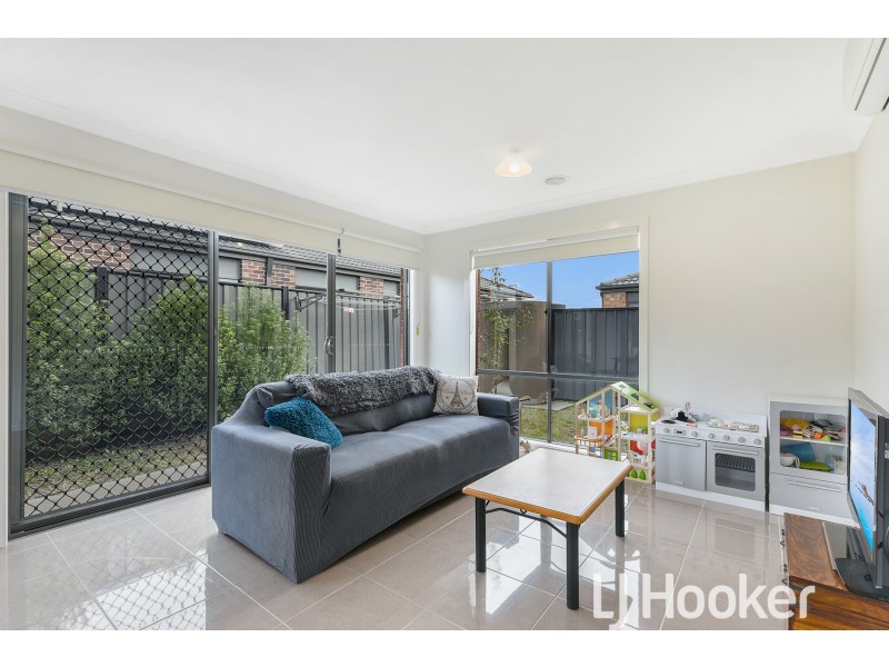 1 Nikolai Place, Clyde North VIC 3978