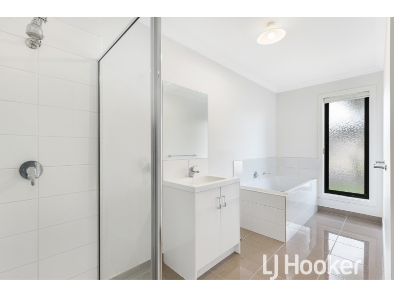 1 Nikolai Place, Clyde North VIC 3978