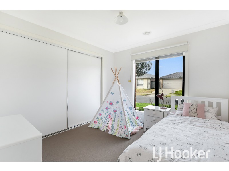 1 Nikolai Place, Clyde North VIC 3978