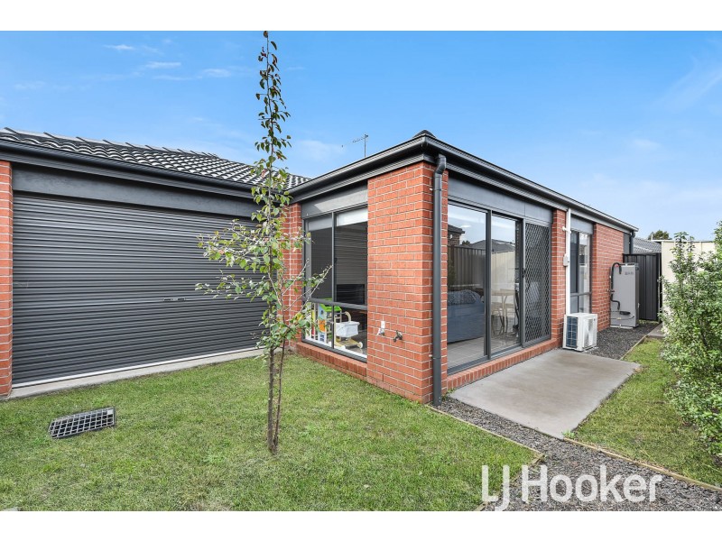 1 Nikolai Place, Clyde North VIC 3978
