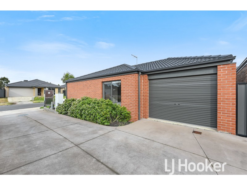 1 Nikolai Place, Clyde North VIC 3978