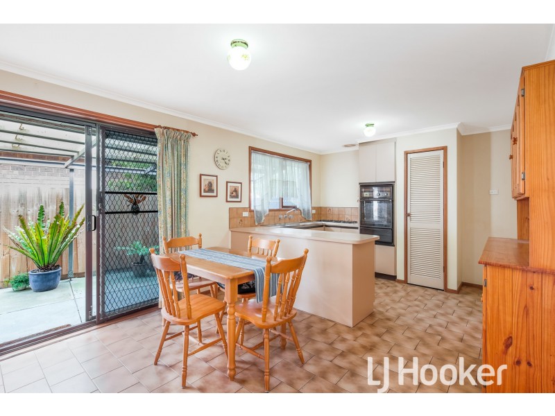 16 Blaxland Avenue, Cranbourne North VIC 3977