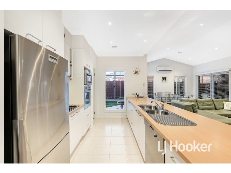 16 Astrid Court, Berwick VIC 3806