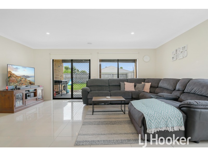 122 William Thwaites Boulevard, Cranbourne North VIC 3977