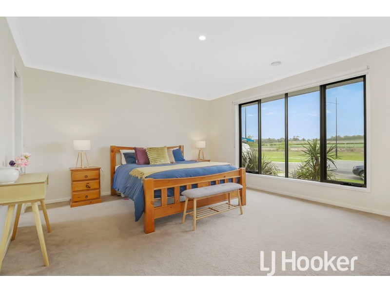 122 William Thwaites Boulevard, Cranbourne North VIC 3977