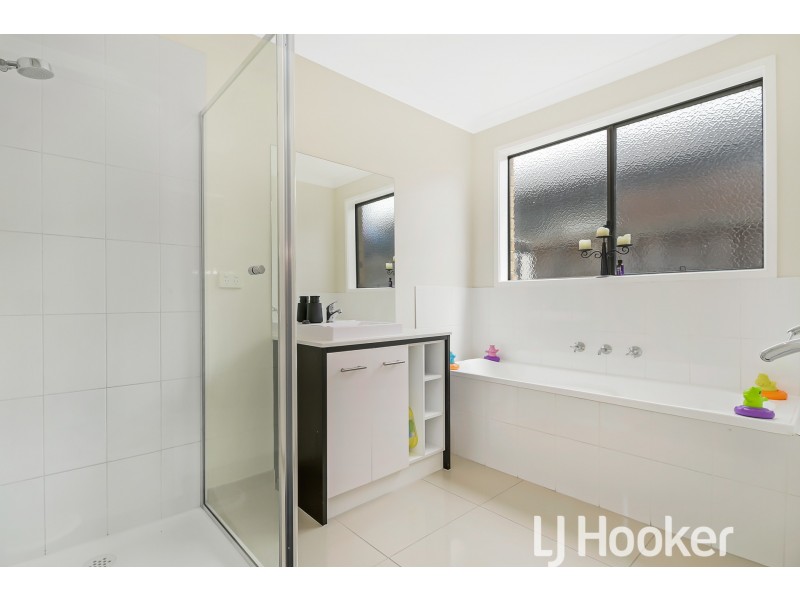 122 William Thwaites Boulevard, Cranbourne North VIC 3977