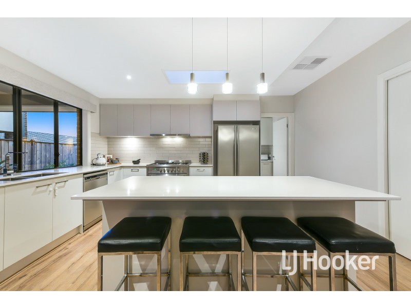 8 Featherdown Way, Clyde North VIC 3978