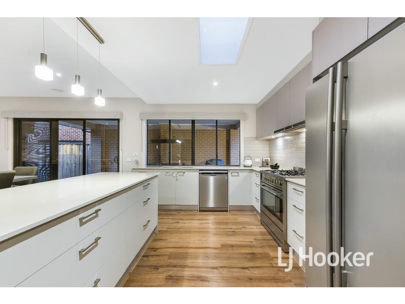 8 Featherdown Way, Clyde North VIC 3978