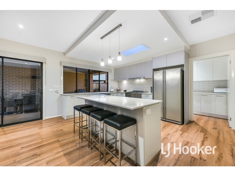 8 Featherdown Way, Clyde North VIC 3978