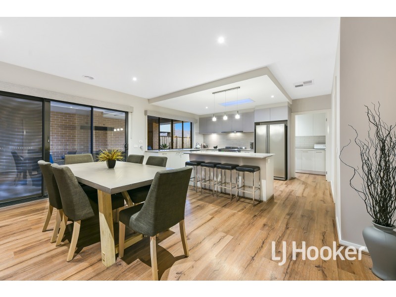 8 Featherdown Way, Clyde North VIC 3978