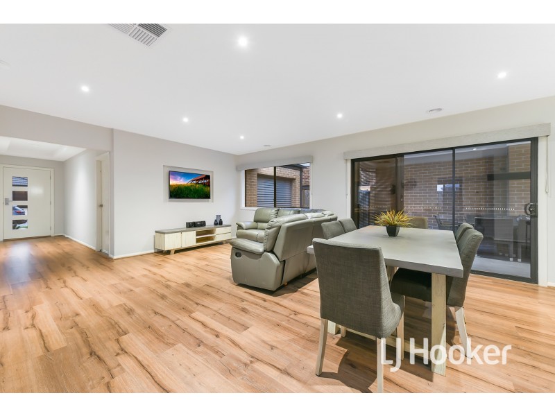 8 Featherdown Way, Clyde North VIC 3978