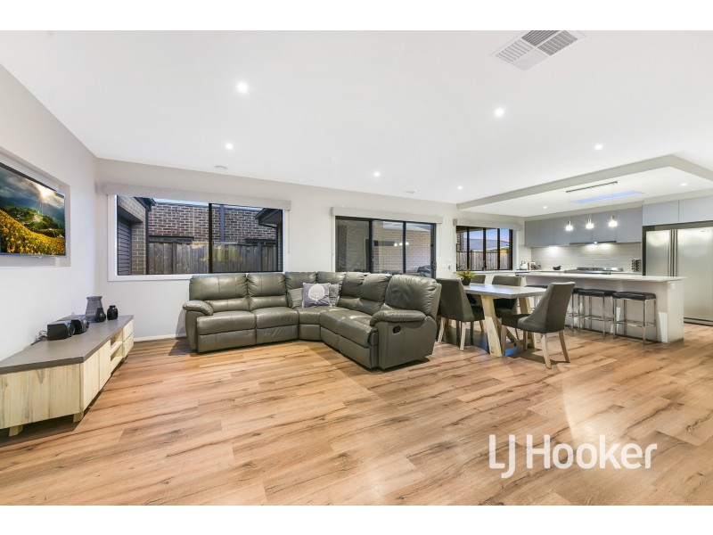 8 Featherdown Way, Clyde North VIC 3978